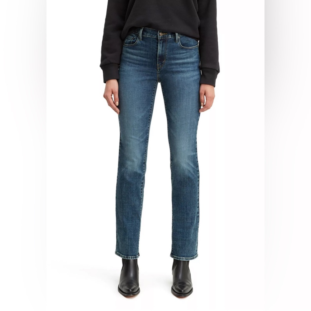 Levi's Women's Straight Leg 505 Jeans in Medium Wash Size 32W30L